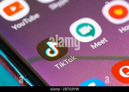 Eine Nahaufnahme auf einem Smartphone-Bildschirm für Tik Tok - eine chinesische Video-Sharing-und Networking Social-Media-App Stockfoto