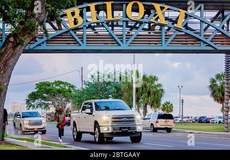 Der Verkehr fährt auf dem Highway 90 unter einem Biloxi-Schild auf einer Fußgängerbrücke, 23. Mai 2020, in Biloxi, Mississippi. Stockfoto