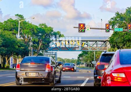 Der Verkehr fährt auf dem Highway 90 unter einem Biloxi-Schild auf einer Fußgängerbrücke, 23. Mai 2020, in Biloxi, Mississippi. Stockfoto