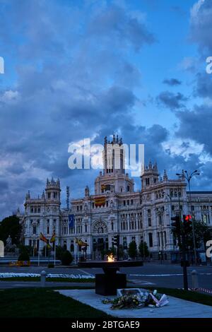 Madrid, Madrid, Spanien. Mai 2020. Allgemeine Ansicht des neuen Gedenkmals zur Würdigung der Opfer der COVID-19-Krankheit am Cibeles-Platz in Madrid am 18. Mai 2020 in Madrid, Spanien. Einige Teile Spaniens haben die so genannten "Phase One" oder "Phase Two"-Übergänge von der Sperrung des Coronavirus aufgenommen, wodurch viele Geschäfte sowie Restaurants, die Kunden im Freien bedienen, wieder geöffnet werden können. Orte, die vom Coronavirus (Covid-19) stärker betroffen waren, wie Madrid und Barcelona, befinden sich weiterhin in einer strengeren Quarantäne. Kredit: Jack Abuin/ZUMA Wire/Alamy Live News Stockfoto