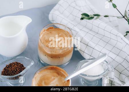 koreanischer trendy Dalgona Kaffee, flauschig cremig Schlagsahne Getränk. Stockfoto