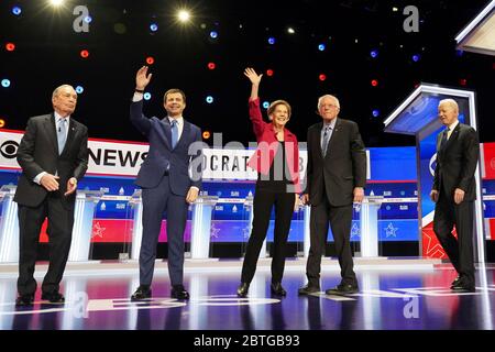 Die sieben demokratischen Anwärter gehen auf der Bühne am Anfang der CBS News Democratic Debatte am Gaillard Zentrum Februar 25 2020 in Charleston, South Carolina. Von links nach rechts stehen Michael Bloomberg, Pete Buttigieg, Elizabeth Warren, Bernie Sanders und Joe Biden. Stockfoto