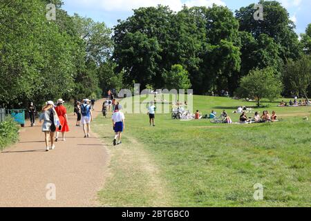 Ein heißer und geschäftiges Bankfeiertag am 25. Mai in Kensington Gardens, West London, Großbritannien Stockfoto