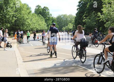 Geschäftige West Carriage Fahren Sie am Montag der Bankfeiertage durch den Hyde Park, während die Sperrung des Coronavirus in London, Großbritannien, nachlässt Stockfoto