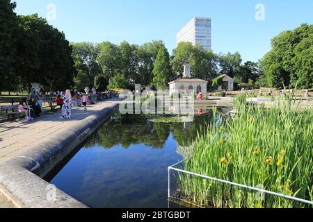 Die Italienischen Gärten in Kensington Gardens, am Feiertag Montag, 25. Mai 2020, als die Sperrung des Coronavirus nachlässt, im Westen Londons, Großbritannien Stockfoto