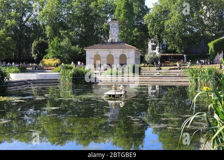 Die Italienischen Gärten in Kensington Gardens, am Feiertag Montag, 25. Mai 2020, als die Sperrung des Coronavirus nachlässt, im Westen Londons, Großbritannien Stockfoto