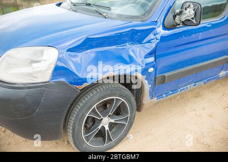Beschädigter Kotflügel des blauen Autos. Autounfall mit defekten Spiegel und Kotflügel Stockfoto