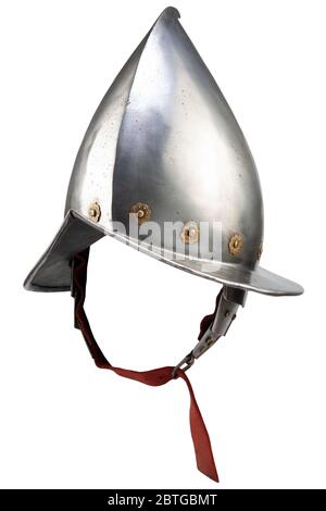 17. Jahrhundert Morion Eisen Helm isoliert auf weißem Hintergrund Stockfoto