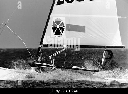 AJAXNETPHOTO. 1977. LAS SALINAS BAY, LANZAROTE, SPANIEN. - EIN TEILNEHMER, DER BEI DER HOBIE CAT 14 WELTMEISTERSCHAFT IN EINER STEIFEN BRISE UND RAUEM WASSER FÄHRT. FOTO: JONATHAN EASTLAND/AJAX REF:7726091 90 Stockfoto