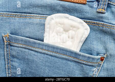 Unterlage in der Gesäßtasche der Jeans. Stockfoto