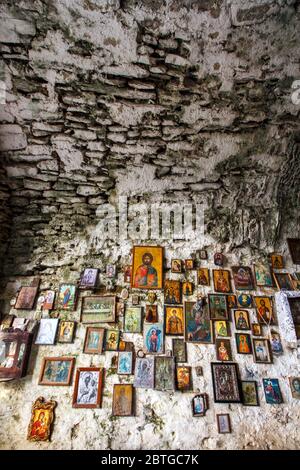 Kirche in einer Höhle. Es ist eine griechisch-orthodoxe christliche Kirche, die Analipsi (Himmelfahrt) von Jesus Christus genannt wird, in Hymettus-Einfassung, Athen, Griechenland. Stockfoto