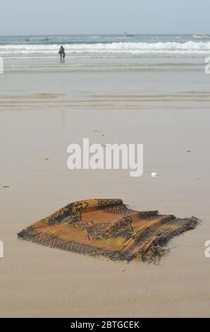 Ein verwelkter Gebetsteppich am Yoff Beach, einem Küstenviertel in Dakar, Senegal Stockfoto