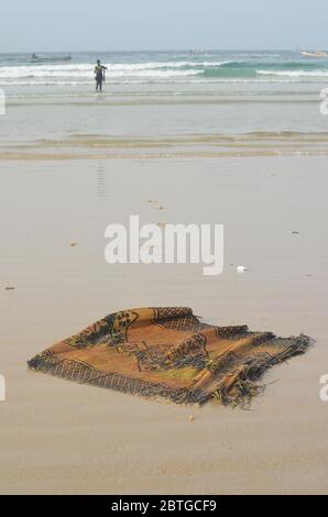 Ein verwelkter Gebetsteppich am Yoff Beach, einem Küstenviertel in Dakar, Senegal Stockfoto