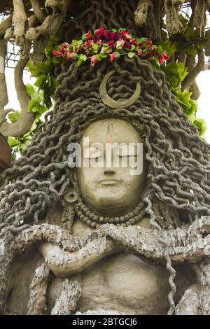 Nahaufnahme von gestonten shiv Idol in verlassene Stelle in Chail, Ikone des hindu-gottes shiva verwendet, um Puja oder Gebete durchzuführen, Stockfoto