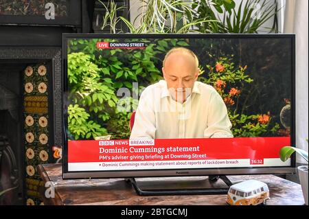 Dominic Cummings gab eine Pressekonferenz im Fernsehen aus dem Downing Street Rosengarten nach dem Durchbrechen der Sperre während der Coronavirus-Pandemie. Stockfoto