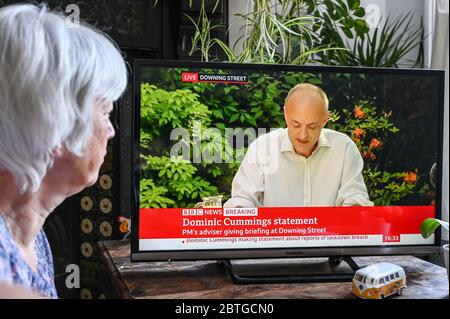 Dominic Cummings gab eine Pressekonferenz im Fernsehen von Downing Street, nachdem er die Sperre während der Covid-Pandemie durchbrechen konnte, die von einem Zuschauer beobachtet wurde. Stockfoto