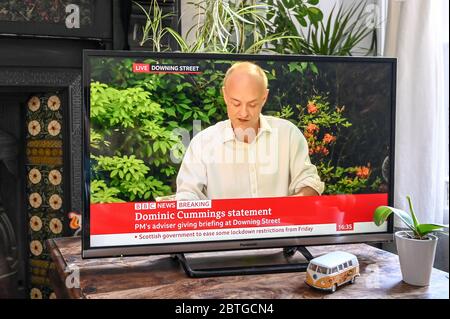 Dominic Cummings gab eine Pressekonferenz im Fernsehen aus dem Downing Street Rosengarten nach dem Durchbrechen der Sperre während der Coronavirus-Pandemie. Stockfoto