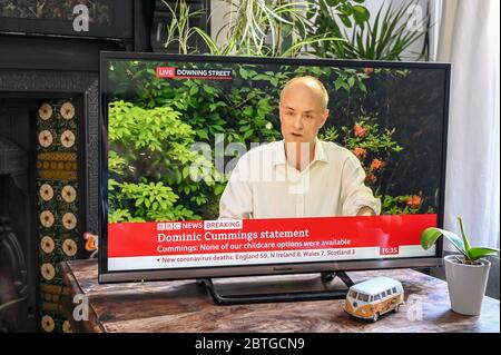 Dominic Cummings gibt eine Pressekonferenz im Fernsehen, nachdem er die Sperre durchbitten hat. By-line 'Keine unserer Kinderbetreuung Optionen waren. Vorhanden'. Stockfoto