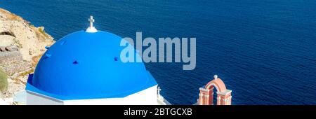Blaue Kuppelkirchen über dem mittelmeer auf der Insel Santorini Stockfoto