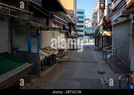 Der Kadikoy Fischmarkt war leer, da es im Kadikoy Viertel 4 Tage Sperrstunde hatte. Kadikoy ist ein Wohnviertel an Istanbuls asiatischer Küste. Stockfoto