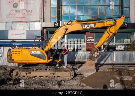 Infrastrukturarbeiten der Gemeinde Kadikoy während der Ausgangssperre. Kadikoy ist ein Wohnviertel an Istanbuls asiatischer Küste. Stockfoto