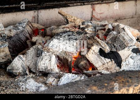 Details von Holzkohle für den Grill im Ofen oder Grill Stockfoto