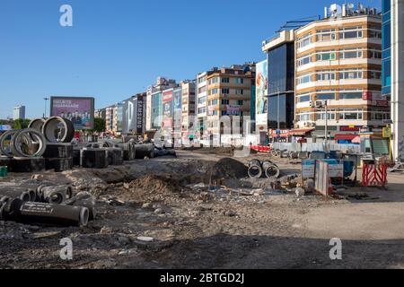 Infrastrukturarbeiten der Gemeinde Kadikoy während der Ausgangssperre. Kadikoy ist ein Wohnviertel an Istanbuls asiatischer Küste. Stockfoto