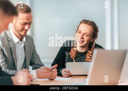 Bis zu schließen. junge Mitarbeiter ihre Ideen diskutieren Stockfoto