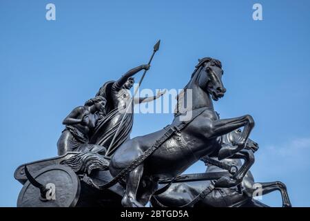 Bronzestatue von Boudicca und ihren Töchtern auf einem von zwei Pferden gezogenen Wagen, Westminster Bridge, London, Großbritannien Stockfoto