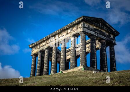 Penshaw Monument, Sunderland, Tyne and Wear, UK an einem sonnigen Tag mit blauem Himmel und leichten, flauschigen Wolken im Hintergrund Stockfoto