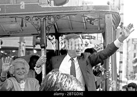 Kandidat für US-Präsident, George H. W. Bush Kampagne mit seiner Frau, Barbara auf einer Seilbahn in San Francisco, Kalifornien. 1988 Stockfoto