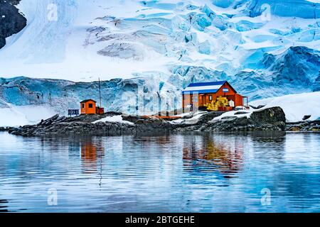 Schnee Argentinier Almirante Brown Station Blue Glacier Mountain Paradise Harbour Bay Antarktische Halbinsel Antarktis. Gletscher Eis blau, weil Luft sque Stockfoto