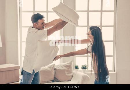 Junge Paare, die Spaß in ihrer neuen Wohnung. Stockfoto