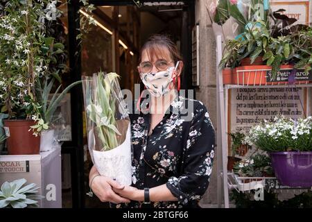 Barcelona, Spanien. Mai 2020. Carlota, eine Floristin, die am 24. Mai 2020 endlich ihr Geschäft in Barcelona, Spanien, eröffnen konnte. Ab heute geht die Stadt schließlich in Phase 1 von 4 in der Dekompression von Einschränkungen der Eingrenzungen. Geschäfte, die für die Öffentlichkeit mit reduzierter Maximalkapazität sowie die Terrassen der Bars geöffnet sind. Trotzdem werden Sicherheitsmaßnahmen Tag für Tag aktualisiert. Spanien steht vor dem 71. Tag des Ausnahmezustands wegen der Coronavirus-Pandemie.(Foto: Carmen Molina/Sipa USA) Quelle: SIPA USA/Alamy Live News Stockfoto