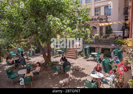 Barcelona, Spanien. Mai 2020. Menschen, die am 24. Mai 2020 im Garten des Antic Teatre in Barcelona, Spanien, etwas trinken. Ab heute geht die Stadt schließlich in Phase 1 von 4 in der Dekompression von Einschränkungen der Eingrenzungen. Geschäfte, die für die Öffentlichkeit mit reduzierter Maximalkapazität sowie die Terrassen der Bars geöffnet sind. Trotzdem werden Sicherheitsmaßnahmen Tag für Tag aktualisiert. Spanien steht vor dem 71. Tag des Ausnahmezustands wegen der Coronavirus-Pandemie.(Foto: Carmen Molina/Sipa USA) Quelle: SIPA USA/Alamy Live News Stockfoto