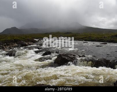 Der Allt Dearg Mor River, der durch Sligachan auf der schottischen Insel Skye fließt Stockfoto