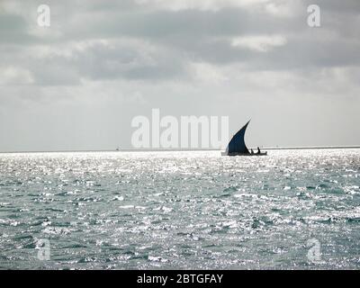 Fang des Tages, kleines Segelkanu, das vom Meer zurückkehrt. Stockfoto