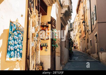 Piran, Slowenien - 1. Juli 2019 : Souvenirladen in der Altstadt Stockfoto