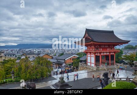 KYOTO, JAPAN - 18. OKTOBER 2019: Der Blick auf das zweistöckige Nio-mon (Deva-Tor), den Haupteingang zum Kiyomizu-dera Tempel, auf dem Hintergrund des alten C. Stockfoto