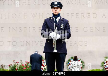 Brooklyn, Usa. Mai 2020. Ein NYPD-Offizier ehrt die Frauen und Männer, die bei der Gedenkfeier am 25. Mai 2020 mit Bürgermeister de Blasio in Brooklyn, New York, zur Verteidigung der Vereinigten Staaten von Amerika starben. (Foto Gabriele Holtermann/Pacific Press) Quelle: Pacific Press Agency/Alamy Live News Stockfoto