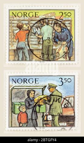 SEATTLE WASHINGTON - 23. Mai 2020: Nahaufnahme norwegischer Briefmarken aus der Arbeits- und Postlaufserie. Scott # 834 und 835 Stockfoto