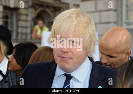 Boris Johnson, der aktuelle Premierminister, war London Major und Außenminister, bevor er es genießt, durch London zu fahren und sich mit denen in der Modeindustrie zu überstreifen. Stockfoto