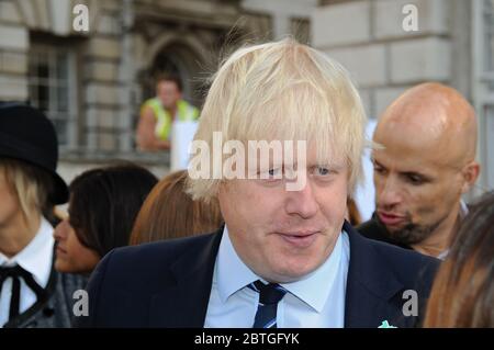 Boris Johnson, der aktuelle Premierminister, war London Major und Außenminister, bevor er es genießt, durch London zu fahren und sich mit denen in der Modeindustrie zu überstreifen. Stockfoto