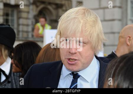 Boris Johnson, der aktuelle Premierminister, war London Major und Außenminister, bevor er es genießt, durch London zu fahren und sich mit denen in der Modeindustrie zu überstreifen. Stockfoto