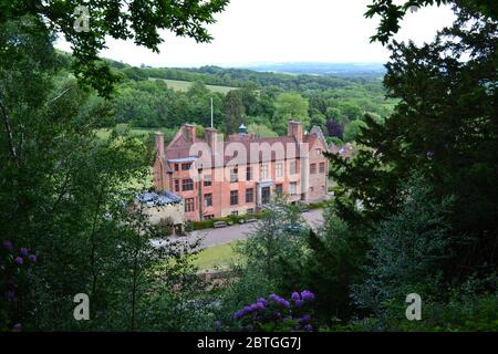 Ende Mai im Nordwesten von Kent, England. Chartwell, Winston Churchills Haus, abgebildet vom Mariners Hill Loop Pfad. Nahe Westerham Stockfoto