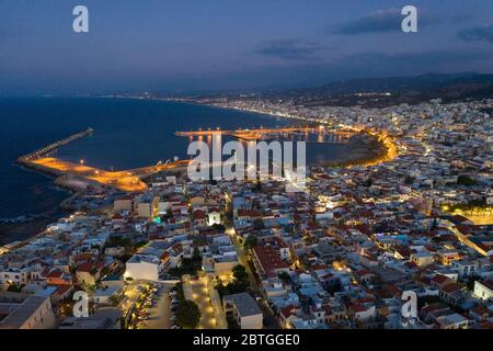 Luftaufnahme der Stadt Rethymno am späten Nachmittag in Kreta, Griechenland Stockfoto