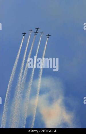 Synchronisierter Teamflug - Fliegen in Formationen. Flugleistung und Flugshow der Kunstflugteams während der europäischen Aerobatic-Meisterschaft in Litauen Stockfoto