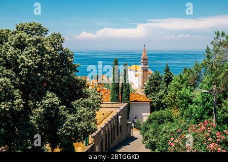 Pfarrkirche St. Georg und Altstadt und Adria in Piran, Slowenien Stockfoto