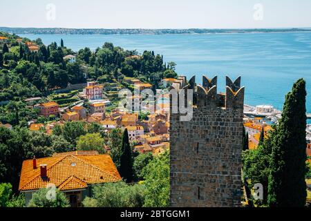Panoramablick auf die Altstadt von Piran und das Adriatische Meer mit Stadtmauern in Slowenien Stockfoto