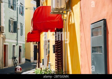 Altstadt schmale Gasse mit bunten Gebäuden in Piran, Slowenien Stockfoto